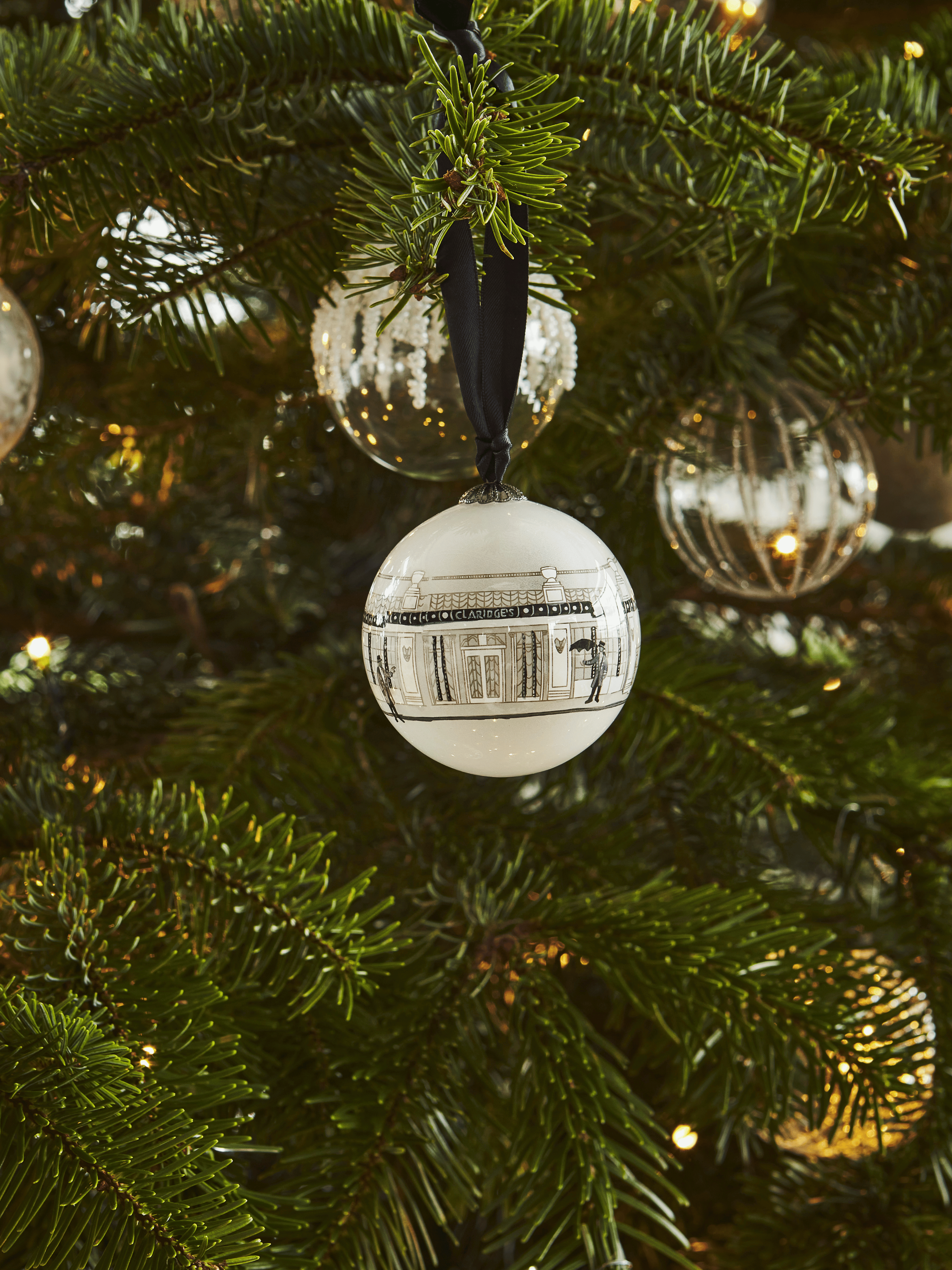 Deck the halls and dress the tree with the art deco style of Claridge’s. Using a time-honoured ‘inside out’ painting technique, our hand-blown glass baubles depict iconic moments from in and around Claridge’s. The newest addition for 2023, showcasing Claridge’s Iconic façade.