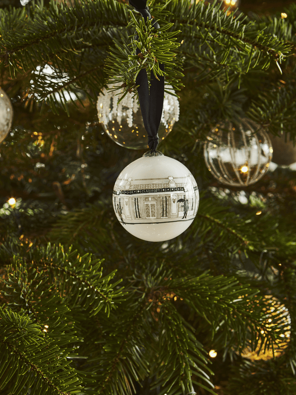 Deck the halls and dress the tree with the art deco style of Claridge’s. Using a time-honoured ‘inside out’ painting technique, our hand-blown glass baubles depict iconic moments from in and around Claridge’s.  The newest addition for 2023, showcasing Claridge’s Iconic façade. 
